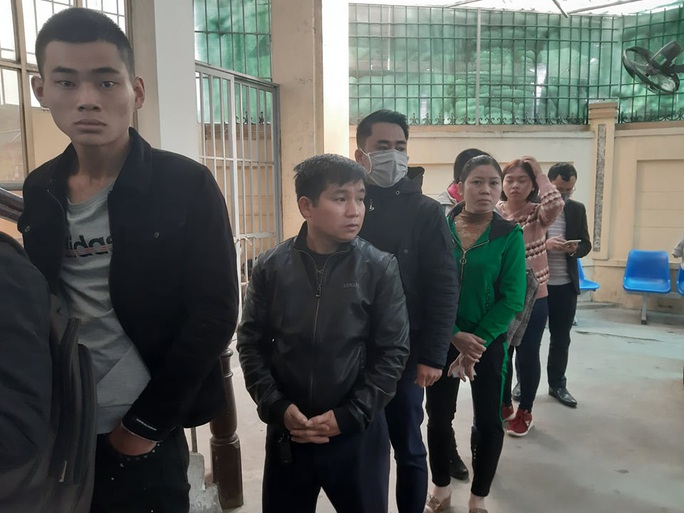 CLIP: Người dân chen nhau làm thủ tục xuất ngoại sau Tết - Ảnh 4. CLIP: Người dân chen nhau làm thủ tục xuất ngoại sau Tết - Ảnh 4.