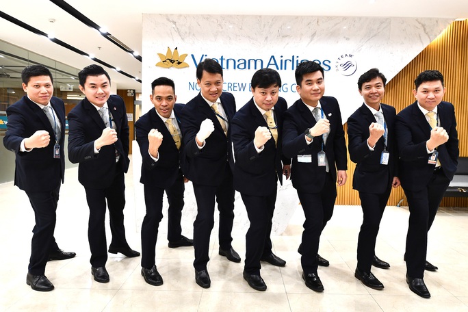 9 giờ không ăn, không uống của phi hành đoàn trên chuyến bay đưa công dân Việt từ Vũ Hán về nước - Ảnh 1. 9 giờ không ăn, không uống của phi hành đoàn trên chuyến bay đưa công dân Việt từ Vũ Hán về nước - Ảnh 1.