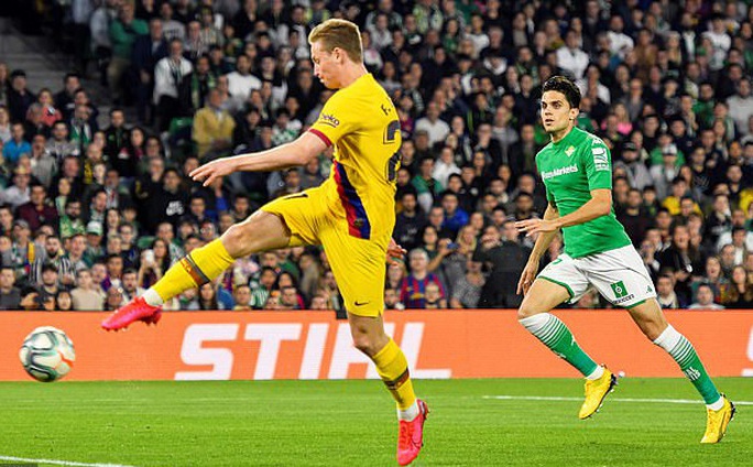 Rượt đuổi tỉ số điên rồ, Barcelona ngược dòng hạ chủ nhà Betis - Ảnh 3.