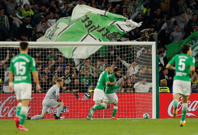 Rượt đuổi tỉ số điên rồ, Barcelona ngược dòng hạ chủ nhà Betis - Ảnh 4.