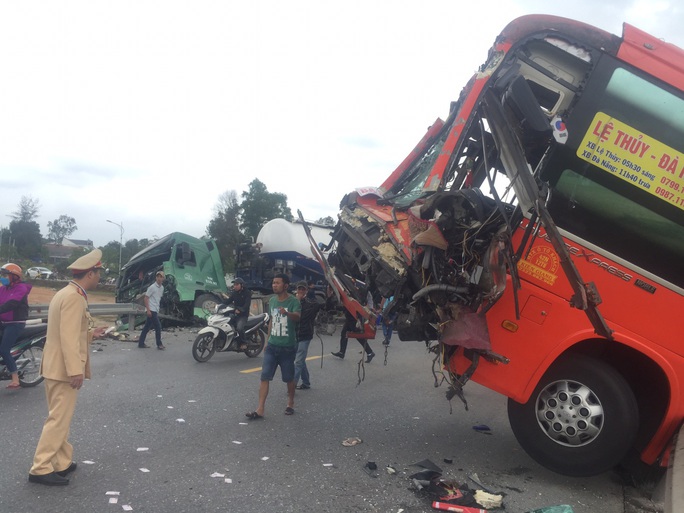 Tai nạn liên hoàn giữa 3 ôtô, nhiều người bị thương nặng - Ảnh 3.