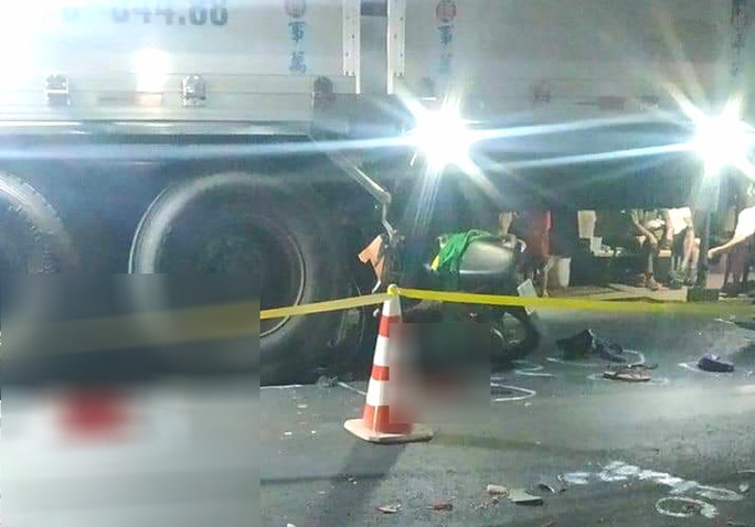 Nghi vấn 2 thanh niên say rượu tông xe máy vào ôtô tải chết thảm trong đêm - Ảnh 1.