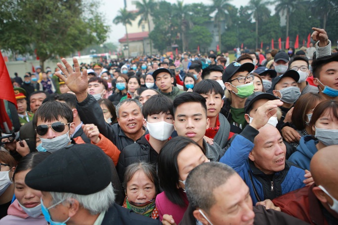 Hàng ngàn thanh niên Thủ đô đeo khẩu trang, đo thân nhiệt trước khi lên đường nhập ngũ - Ảnh 9.