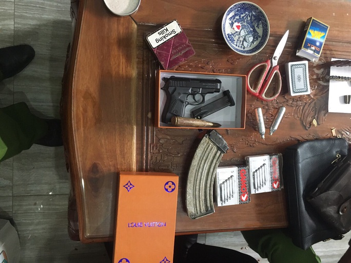 Quảng Nam: Thu giữ súng đạn, nhiều hàng nóng trong nhà đối tượng đánh bạc - Ảnh 2.