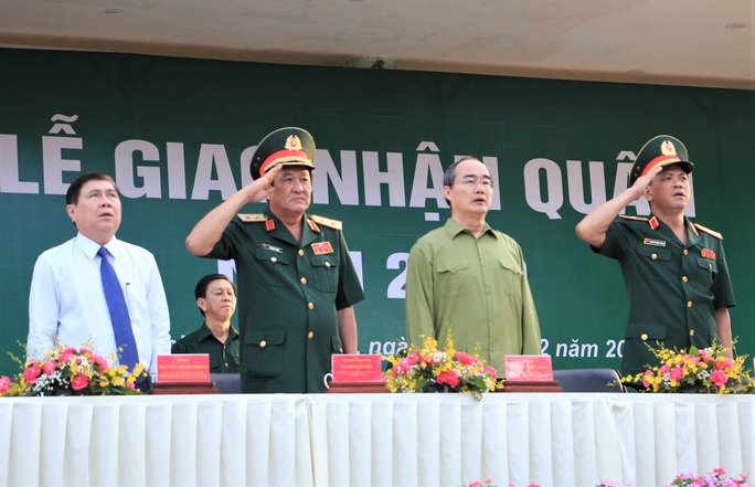 Hàng ngàn thanh niên TP HCM lên đường nhập ngũ - Ảnh 1. Hàng ngàn thanh niên TP HCM lên đường nhập ngũ - Ảnh 1.
