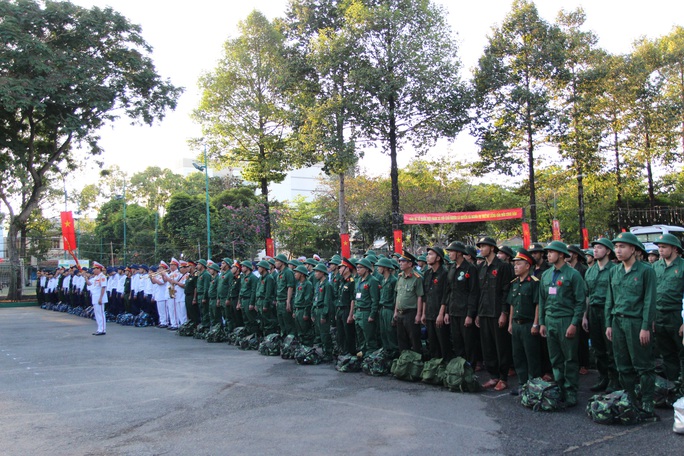 Hàng ngàn thanh niên TP HCM lên đường nhập ngũ - Ảnh 3. Hàng ngàn thanh niên TP HCM lên đường nhập ngũ - Ảnh 3.