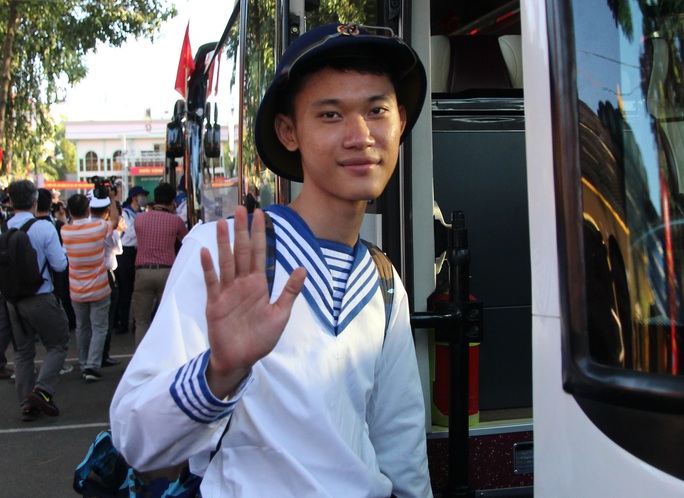 Hàng ngàn thanh niên TP HCM lên đường nhập ngũ - Ảnh 5. Hàng ngàn thanh niên TP HCM lên đường nhập ngũ - Ảnh 5.