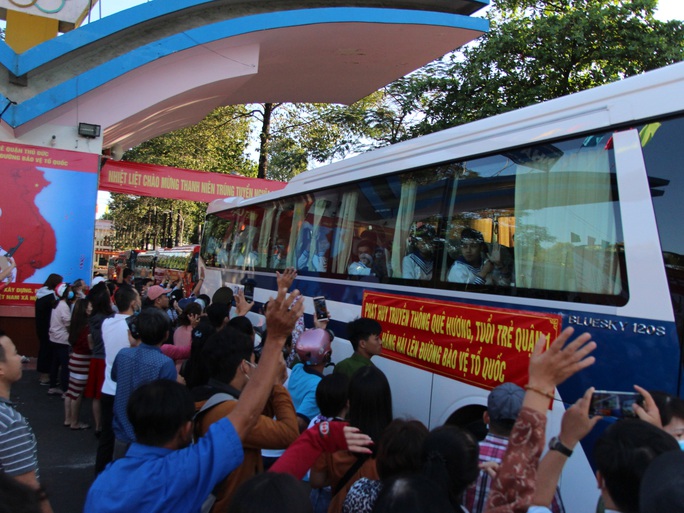 Hàng ngàn thanh niên TP HCM lên đường nhập ngũ - Ảnh 7. Hàng ngàn thanh niên TP HCM lên đường nhập ngũ - Ảnh 7.