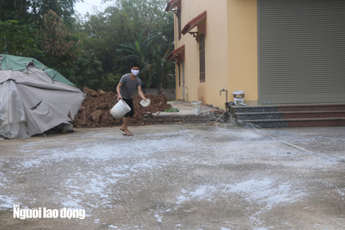 Cuộc sống của người dân xã Sơn Lôi trong ngày đầu bị cách ly bởi dịch Covid-19 - Ảnh 7. Cuộc sống của người dân xã Sơn Lôi trong ngày đầu bị cách ly bởi dịch Covid-19 - Ảnh 7.