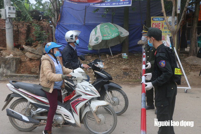 Cuộc sống của người dân xã Sơn Lôi trong ngày đầu bị cách ly bởi dịch Covid-19 - Ảnh 4. Cuộc sống của người dân xã Sơn Lôi trong ngày đầu bị cách ly bởi dịch Covid-19 - Ảnh 4.