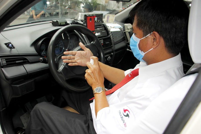 Nhân viên văn phòng Vinasun tự nguyện giảm lương để chia sẻ khó khăn với lái xe taxi - Ảnh 1.