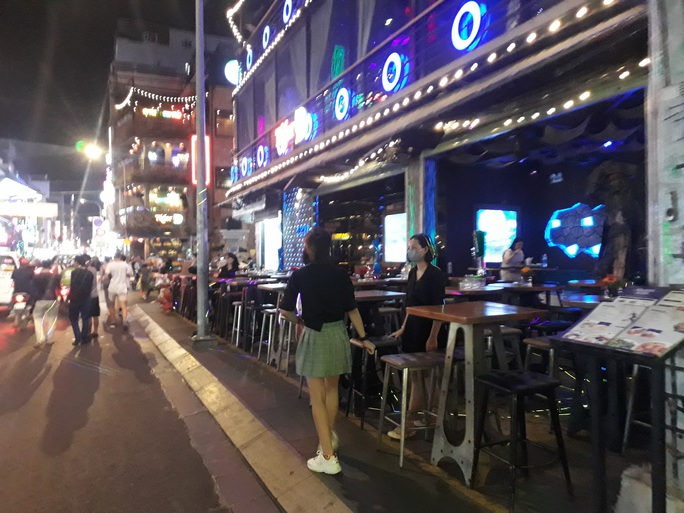 Hình ảnh lạ lẫm đến khó ngờ ở phố đi bộ Bùi Viện! - Ảnh 1. Hình ảnh lạ lẫm đến khó ngờ ở phố đi bộ Bùi Viện! - Ảnh 1.