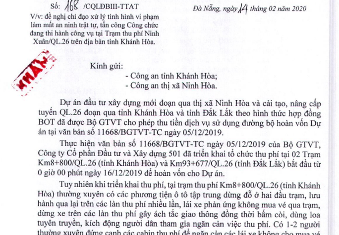 Người đàn ông mặc áo đỏ đại náo trạm thu phí BOT Ninh Xuân, 1 bảo vệ nhập viện - Ảnh 1. Người đàn ông mặc áo đỏ đại náo trạm thu phí BOT Ninh Xuân, 1 bảo vệ nhập viện - Ảnh 1.