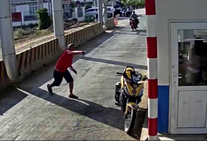 Người đàn ông mặc áo đỏ đại náo trạm thu phí BOT Ninh Xuân, 1 bảo vệ nhập viện - Ảnh 2. Người đàn ông mặc áo đỏ đại náo trạm thu phí BOT Ninh Xuân, 1 bảo vệ nhập viện - Ảnh 2.