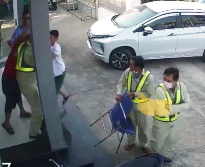 Người đàn ông mặc áo đỏ đại náo trạm thu phí BOT Ninh Xuân, 1 bảo vệ nhập viện - Ảnh 3. Người đàn ông mặc áo đỏ đại náo trạm thu phí BOT Ninh Xuân, 1 bảo vệ nhập viện - Ảnh 3.