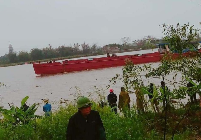 Tàu hút cát đâm chìm thuyền trên sông Đáy, 1 người mất tích trong đêm - Ảnh 1. Tàu hút cát đâm chìm thuyền trên sông Đáy, 1 người mất tích trong đêm - Ảnh 1.