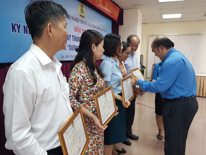 Gần 5,2 tỉ đồng chăm lo Tết cho CNVC-LĐ - Ảnh 1. Gần 5,2 tỉ đồng chăm lo Tết cho CNVC-LĐ - Ảnh 1.