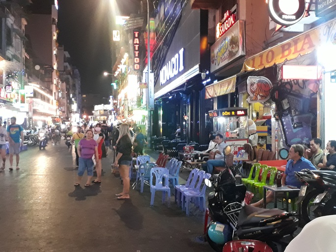 Hình ảnh lạ lẫm đến khó ngờ ở phố đi bộ Bùi Viện! - Ảnh 3. Hình ảnh lạ lẫm đến khó ngờ ở phố đi bộ Bùi Viện! - Ảnh 3.