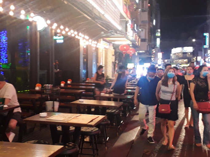 Hình ảnh lạ lẫm đến khó ngờ ở phố đi bộ Bùi Viện! - Ảnh 6. Hình ảnh lạ lẫm đến khó ngờ ở phố đi bộ Bùi Viện! - Ảnh 6.