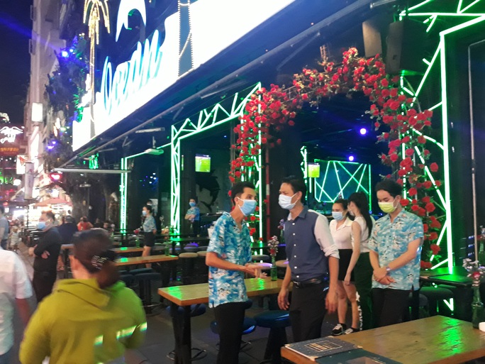 Hình ảnh lạ lẫm đến khó ngờ ở phố đi bộ Bùi Viện! - Ảnh 7. Hình ảnh lạ lẫm đến khó ngờ ở phố đi bộ Bùi Viện! - Ảnh 7.