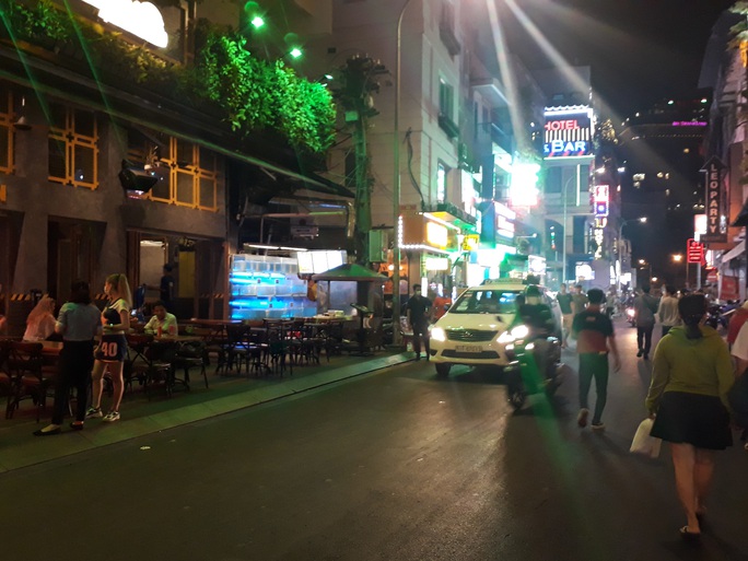 Hình ảnh lạ lẫm đến khó ngờ ở phố đi bộ Bùi Viện! - Ảnh 8. Hình ảnh lạ lẫm đến khó ngờ ở phố đi bộ Bùi Viện! - Ảnh 8.