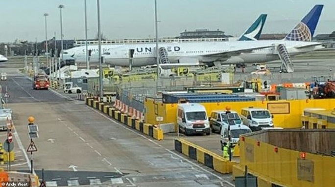 Truyền thông Anh: Phong tỏa đồng loạt 8 máy bay tại sân bay Heathrow vì Covid-19 - Ảnh 1. Truyền thông Anh: Phong tỏa đồng loạt 8 máy bay tại sân bay Heathrow vì Covid-19 - Ảnh 1.