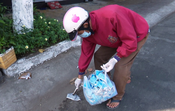 Tặng bằng khen cho người đàn ông nhặt khẩu trang phòng dịch Covid-19 - Ảnh 2. Tặng bằng khen cho người đàn ông nhặt khẩu trang phòng dịch Covid-19 - Ảnh 2.