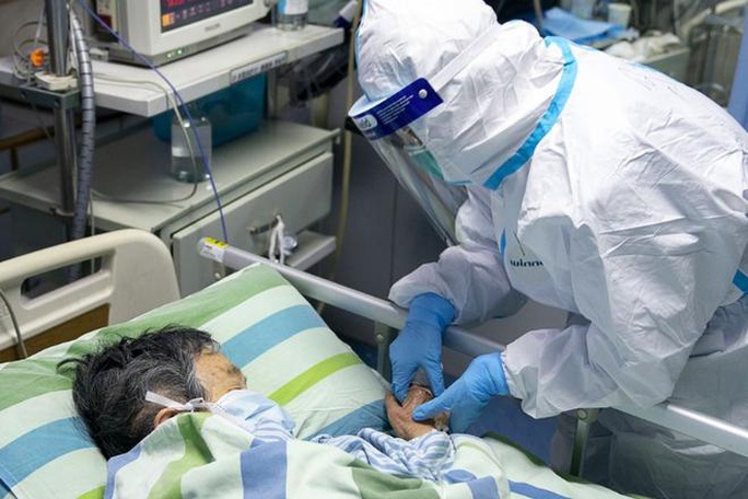 Hơn 1.700 nhân viên y tế Trung Quốc bị lây Covid-19, 6 người chết - Ảnh 1.