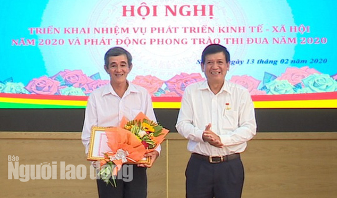 Tặng bằng khen cho người đàn ông nhặt khẩu trang phòng dịch Covid-19 - Ảnh 1. Tặng bằng khen cho người đàn ông nhặt khẩu trang phòng dịch Covid-19 - Ảnh 1.