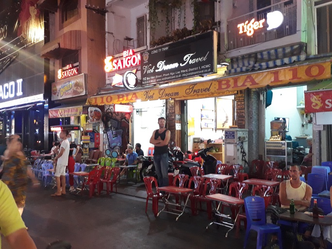 Hình ảnh lạ lẫm đến khó ngờ ở phố đi bộ Bùi Viện! - Ảnh 2. Hình ảnh lạ lẫm đến khó ngờ ở phố đi bộ Bùi Viện! - Ảnh 2.