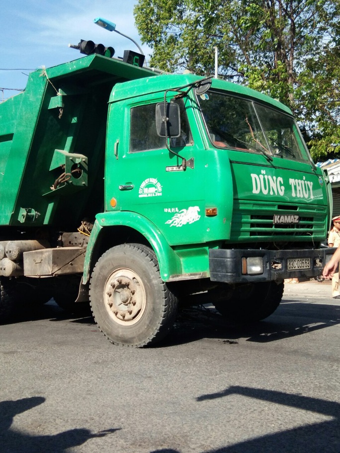Xe ben có dòng chữ “Dũng Thúy” cán chết người đi xe đạp tại đèn đỏ - Ảnh 2. Xe ben có dòng chữ “Dũng Thúy” cán chết người đi xe đạp tại đèn đỏ - Ảnh 2.