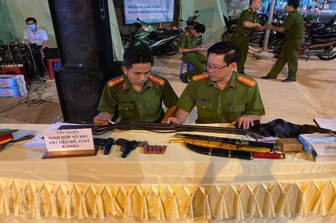 Người dân giao nộp 2 khẩu súng K59 cho công an Đồng Nai - Ảnh 1. Người dân giao nộp 2 khẩu súng K59 cho công an Đồng Nai - Ảnh 1.