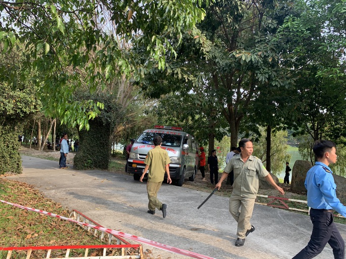 Hai người chết trên hồ nước sau vụ bơi thi - Ảnh 1. Hai người chết trên hồ nước sau vụ bơi thi - Ảnh 1.