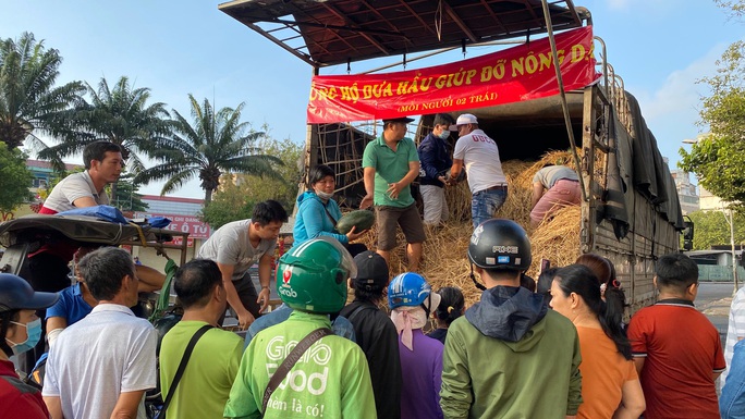 Giải cứu nông sản: Người dân xếp hàng nhận dưa hấu và ủng hộ tiền hỗ trợ kinh phí - Ảnh 3.