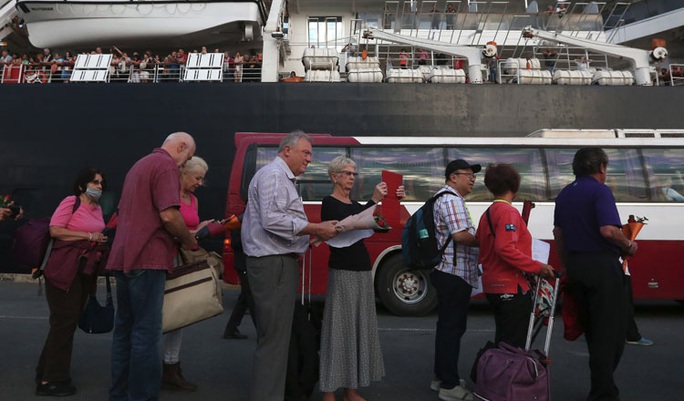Hàng trăm người rời tàu ở Campuchia, Malaysia xác nhận du khách dương tính lần 2 với Covid-19 - Ảnh 1.