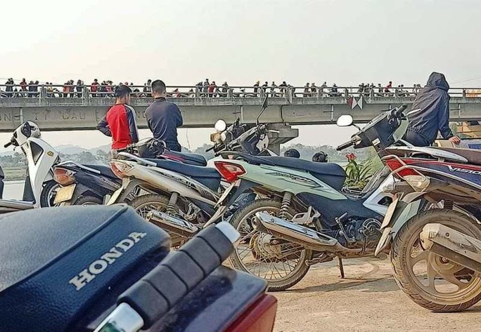 Hàng chục cảnh sát tìm kiếm nam thanh niên nhảy cầu nghi tự tử - Ảnh 1.