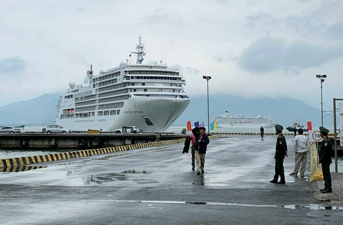 Cảng Chân Mây cùng lúc đón 2 tàu chở 1.300 du khách tham quan Huế - Ảnh 1.