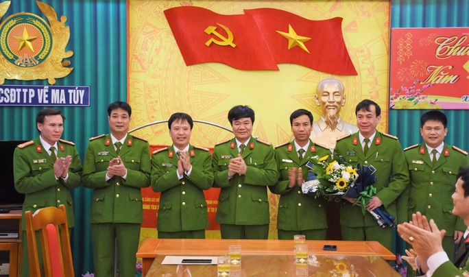Cảnh sát tóm gọn kẻ ôm 17 bánh heroin trên chuyến tàu Bắc Nam - Ảnh 2. Cảnh sát tóm gọn kẻ ôm 17 bánh heroin trên chuyến tàu Bắc Nam - Ảnh 2.