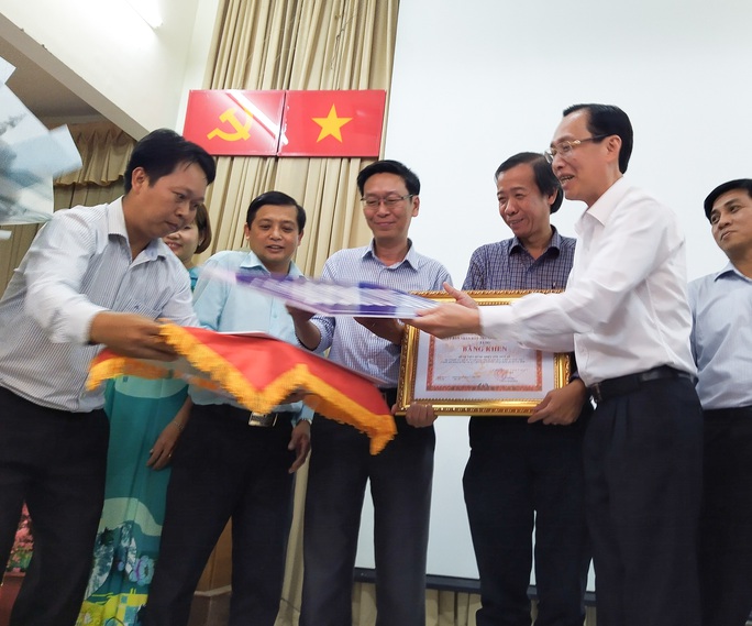 UBND TP HCM khen thưởng những chiến binh phòng chống Covid-19 - Ảnh 1. UBND TP HCM khen thưởng những chiến binh phòng chống Covid-19 - Ảnh 1.