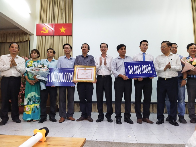 UBND TP HCM khen thưởng những chiến binh phòng chống Covid-19 - Ảnh 2. UBND TP HCM khen thưởng những chiến binh phòng chống Covid-19 - Ảnh 2.