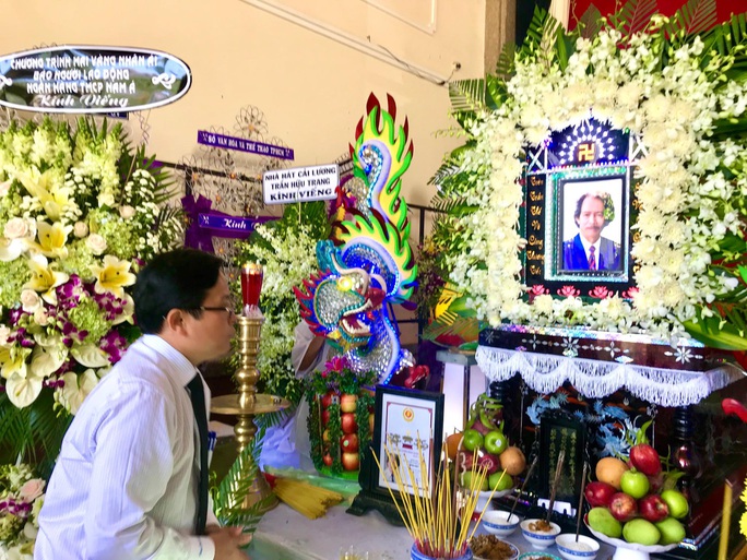 Đại diện Chương trình Mai Vàng nhân ái viếng đạo diễn Huỳnh Nga - Ảnh 1. Đại diện Chương trình Mai Vàng nhân ái viếng đạo diễn Huỳnh Nga - Ảnh 1.