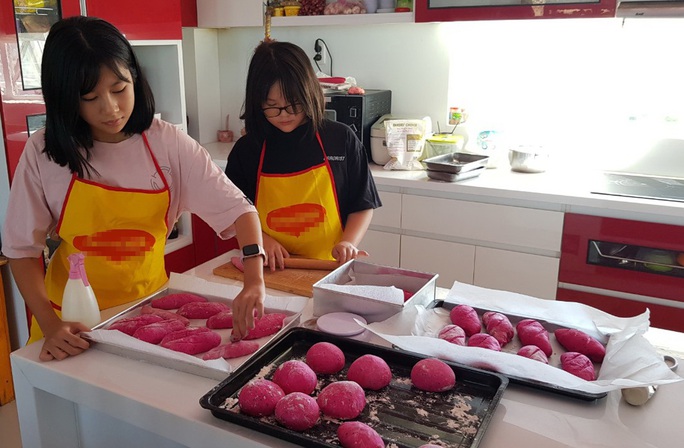2 nữ sinh Phú Quốc đam mê làm bánh mì thanh long ruột đỏ - Ảnh 1.