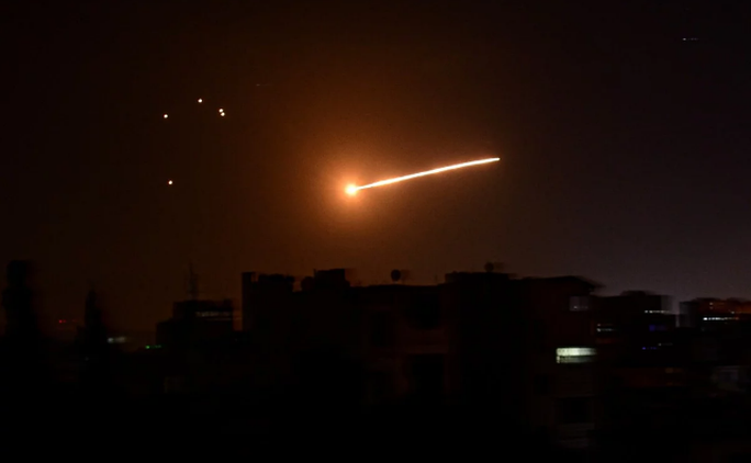 Bị Israel tấn công hàng loạt, thủ đô Syria rung chuyển - Ảnh 1.