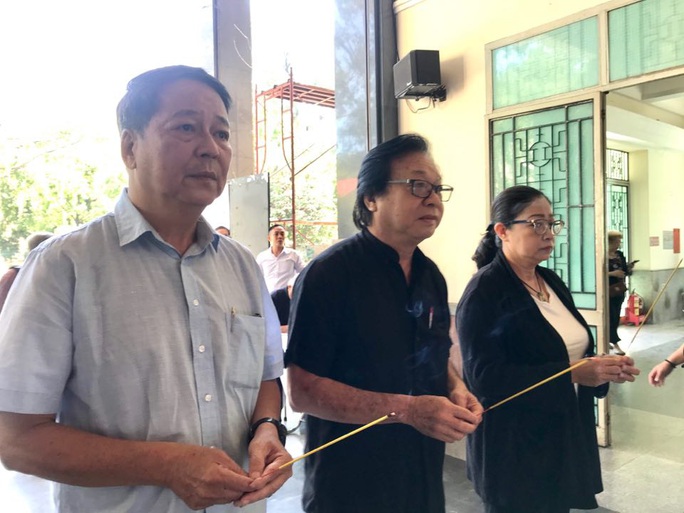 Tiễn đưa NSND Huỳnh Nga về nơi an nghỉ cuối cùng - Ảnh 6. Tiễn đưa NSND Huỳnh Nga về nơi an nghỉ cuối cùng - Ảnh 6.