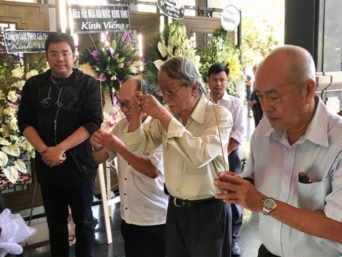 Tiễn đưa NSND Huỳnh Nga về nơi an nghỉ cuối cùng - Ảnh 16. Tiễn đưa NSND Huỳnh Nga về nơi an nghỉ cuối cùng - Ảnh 16.