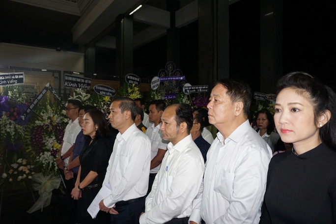 Tiễn đưa NSND Huỳnh Nga về nơi an nghỉ cuối cùng - Ảnh 14. Tiễn đưa NSND Huỳnh Nga về nơi an nghỉ cuối cùng - Ảnh 14.