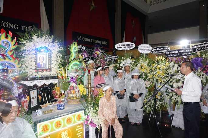 Tiễn đưa NSND Huỳnh Nga về nơi an nghỉ cuối cùng - Ảnh 3. Tiễn đưa NSND Huỳnh Nga về nơi an nghỉ cuối cùng - Ảnh 3.