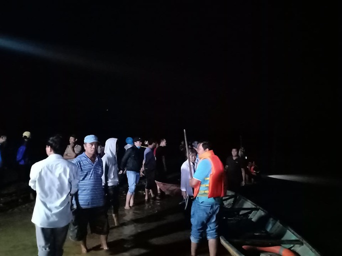 Chủ tịch Quảng Nam tức tốc đến hiện trường vụ lật thuyền khiến 6 người chết và mất tích - Ảnh 13. Chủ tịch Quảng Nam tức tốc đến hiện trường vụ lật thuyền khiến 6 người chết và mất tích - Ảnh 13.