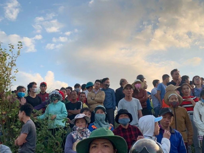 Lật thuyền chở 10 người trên sông Vu Gia, 6 người chết và mất tích - Ảnh 2. Lật thuyền chở 10 người trên sông Vu Gia, 6 người chết và mất tích - Ảnh 2.