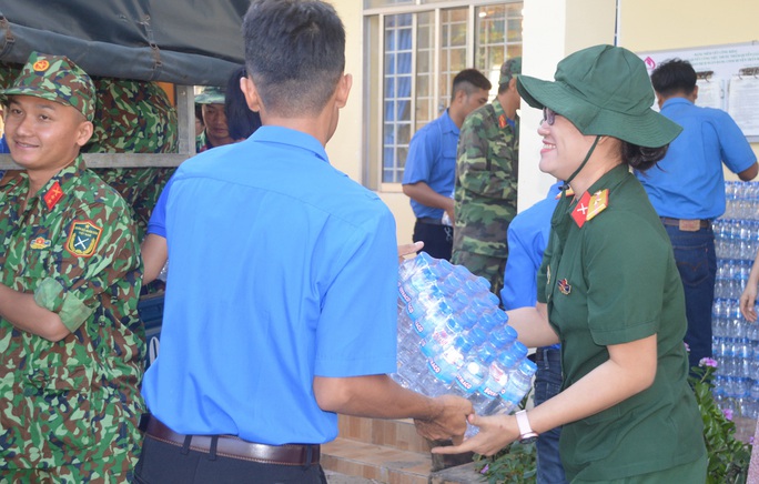 Bộ đội Sóc Trăng mang nước lọc đến cấp miễn phí cho dân vùng hạn mặn - Ảnh 1.
